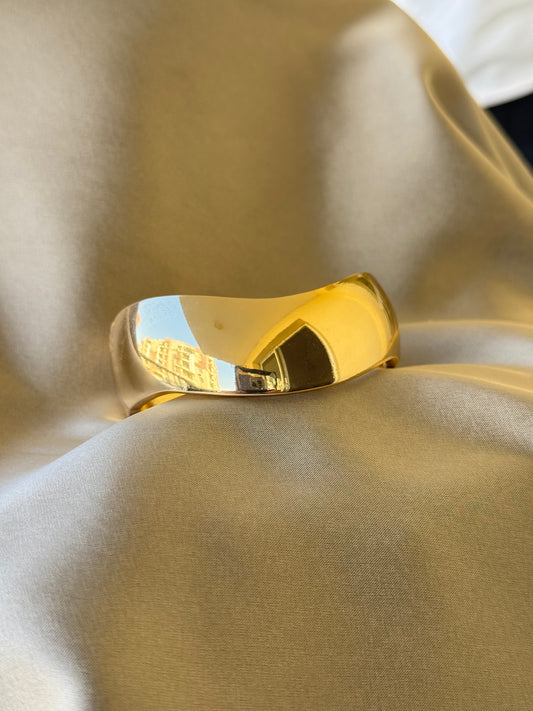 Wavy bangle