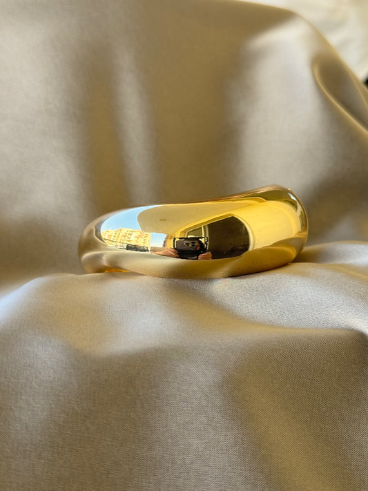 Curvy bangle