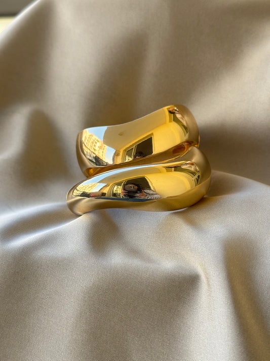 Wavy bangle